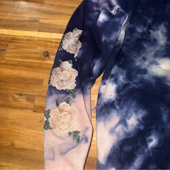 Tie-Dye Blind Rooster ‘Good Vibes’ Embroidered Floral Sleeves Sweater - Picture 4 of 6